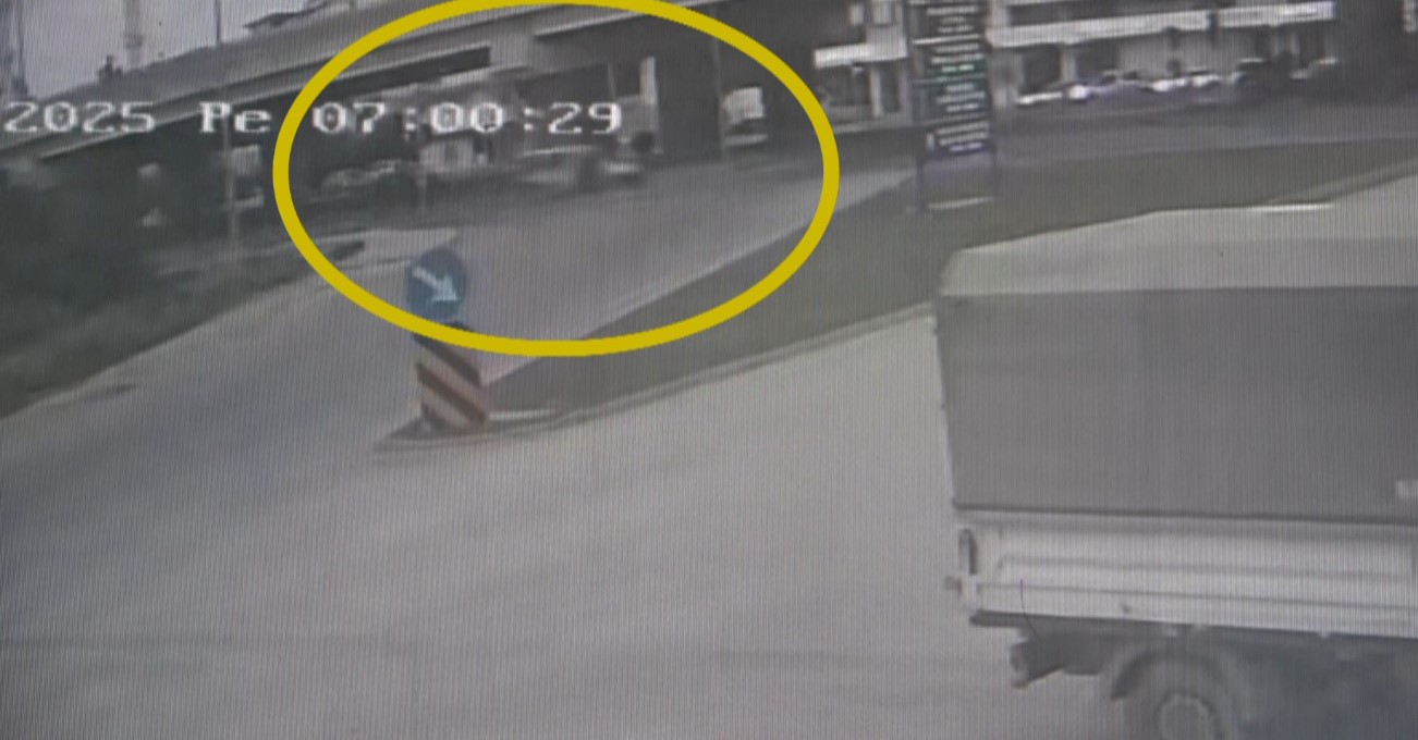 Hafif ticari aracın çarptığı yaya yola savruldu, kaza anı güvenlik kamerasına yansıdı 4 hafif ticari aracin carptigi yaya yola savruldu kaza ani guvenlik kamerasina yansidi 0 RS8BRQcb