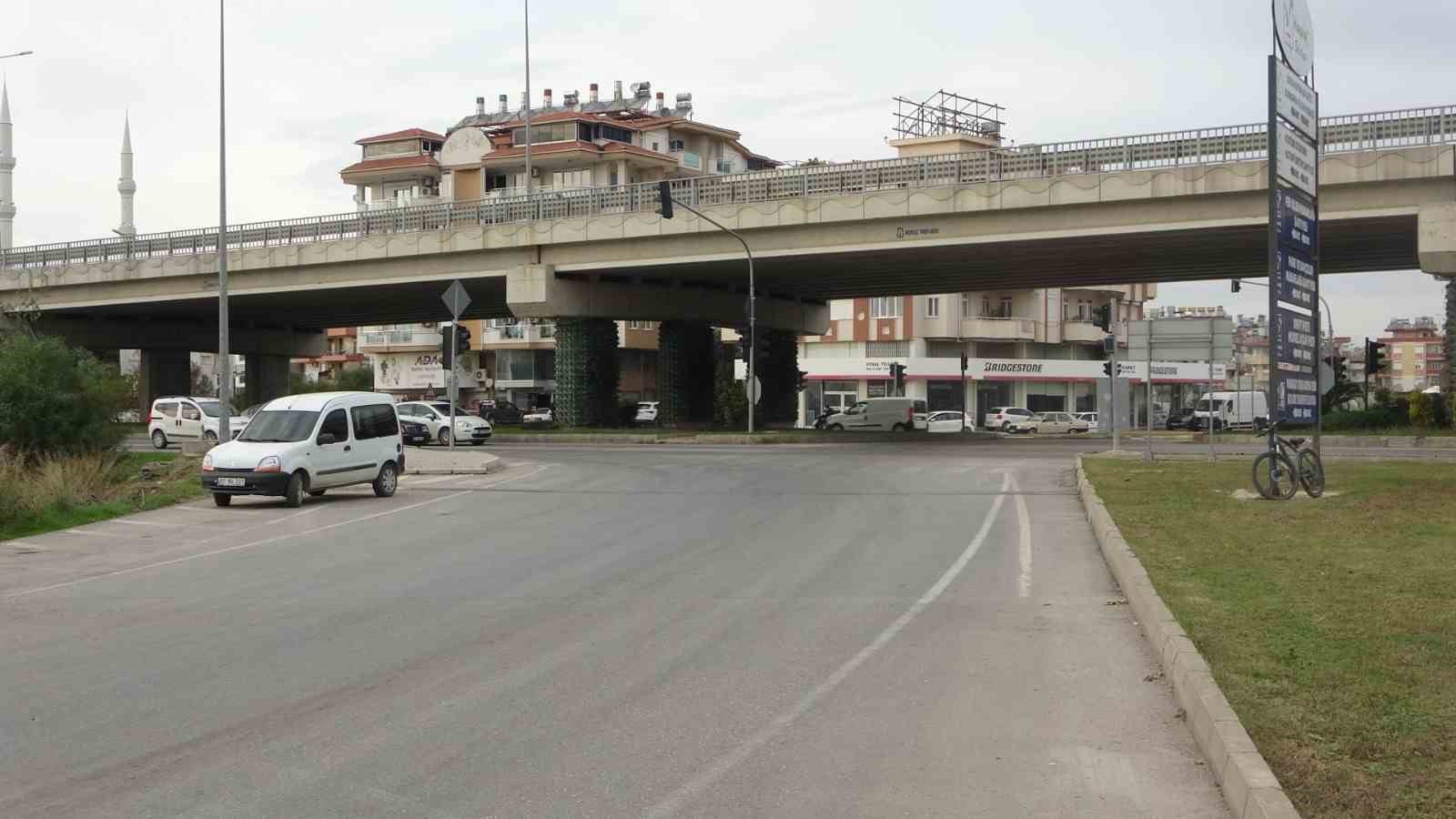 Hafif ticari aracın çarptığı yaya yola savruldu, kaza anı güvenlik kamerasına yansıdı 5 hafif ticari aracin carptigi yaya yola savruldu kaza ani guvenlik kamerasina yansidi 1 eZAIf5jG
