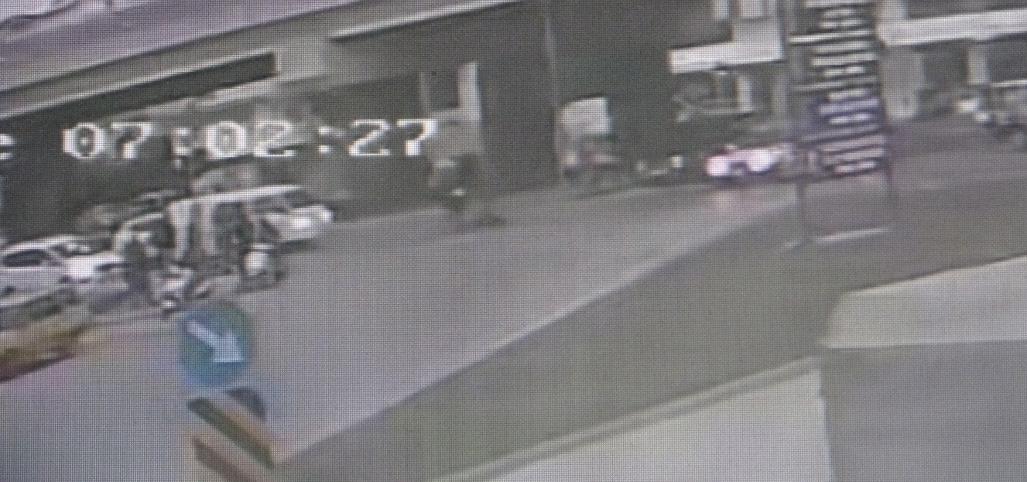 Hafif ticari aracın çarptığı yaya yola savruldu, kaza anı güvenlik kamerasına yansıdı 6 hafif ticari aracin carptigi yaya yola savruldu kaza ani guvenlik kamerasina yansidi 2 rlnvJtYq
