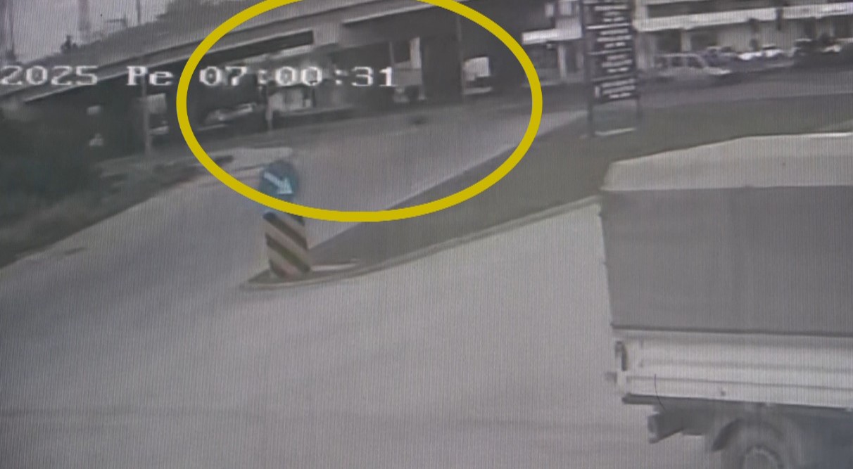 Hafif ticari aracın çarptığı yaya yola savruldu, kaza anı güvenlik kamerasına yansıdı 7 hafif ticari aracin carptigi yaya yola savruldu kaza ani guvenlik kamerasina yansidi 3 82R7pQY8