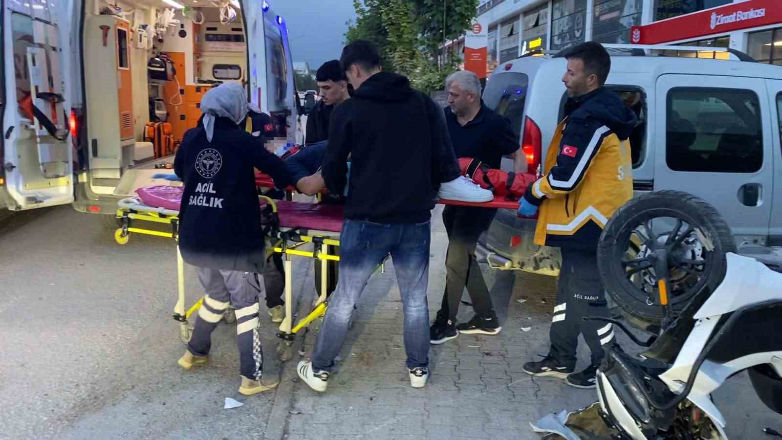 hafif ticari aracla carpisan motosikletteki 2 kisi yaralandi 3 6WiAnfdy