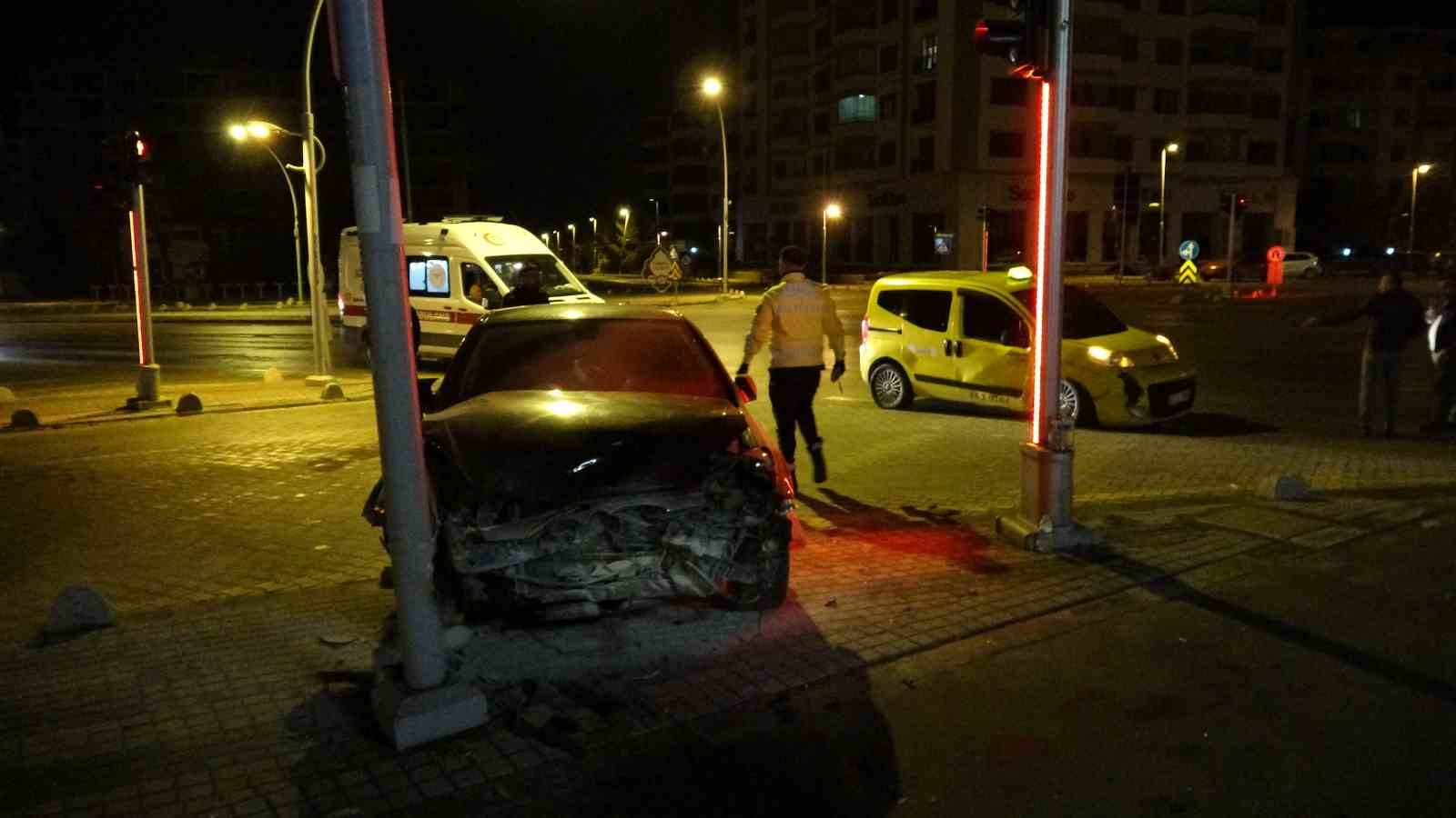 hafif ticari aracla carpisan otomobil kaldirima cikarak durabildi 1 yarali 1 OKbfzbmn