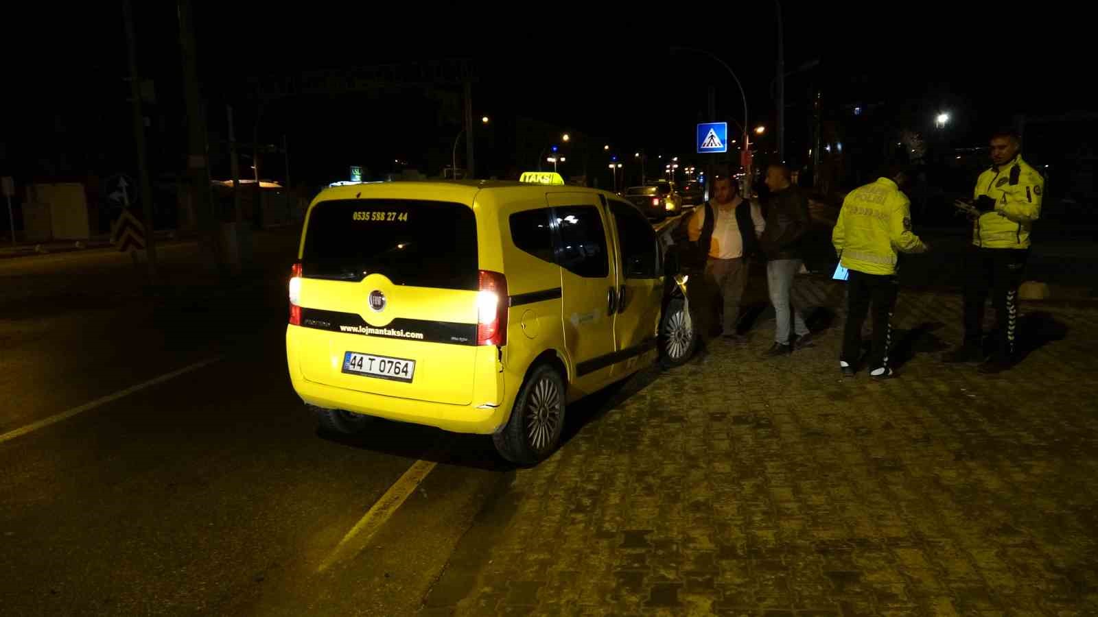 hafif ticari aracla carpisan otomobil kaldirima cikarak durabildi 1 yarali 2