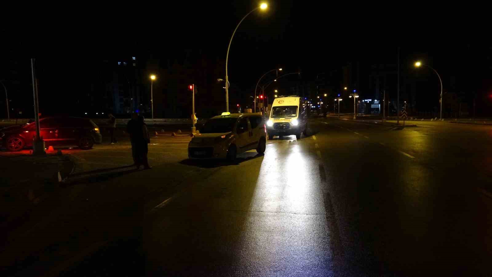 hafif ticari aracla carpisan otomobil kaldirima cikarak durabildi 1 yarali 3 p6WmtkZe