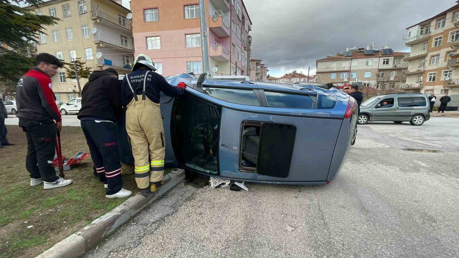 hafif ticari aracla carpisan otomobil yan yatti 2 yarali 0 MNOmtdUv