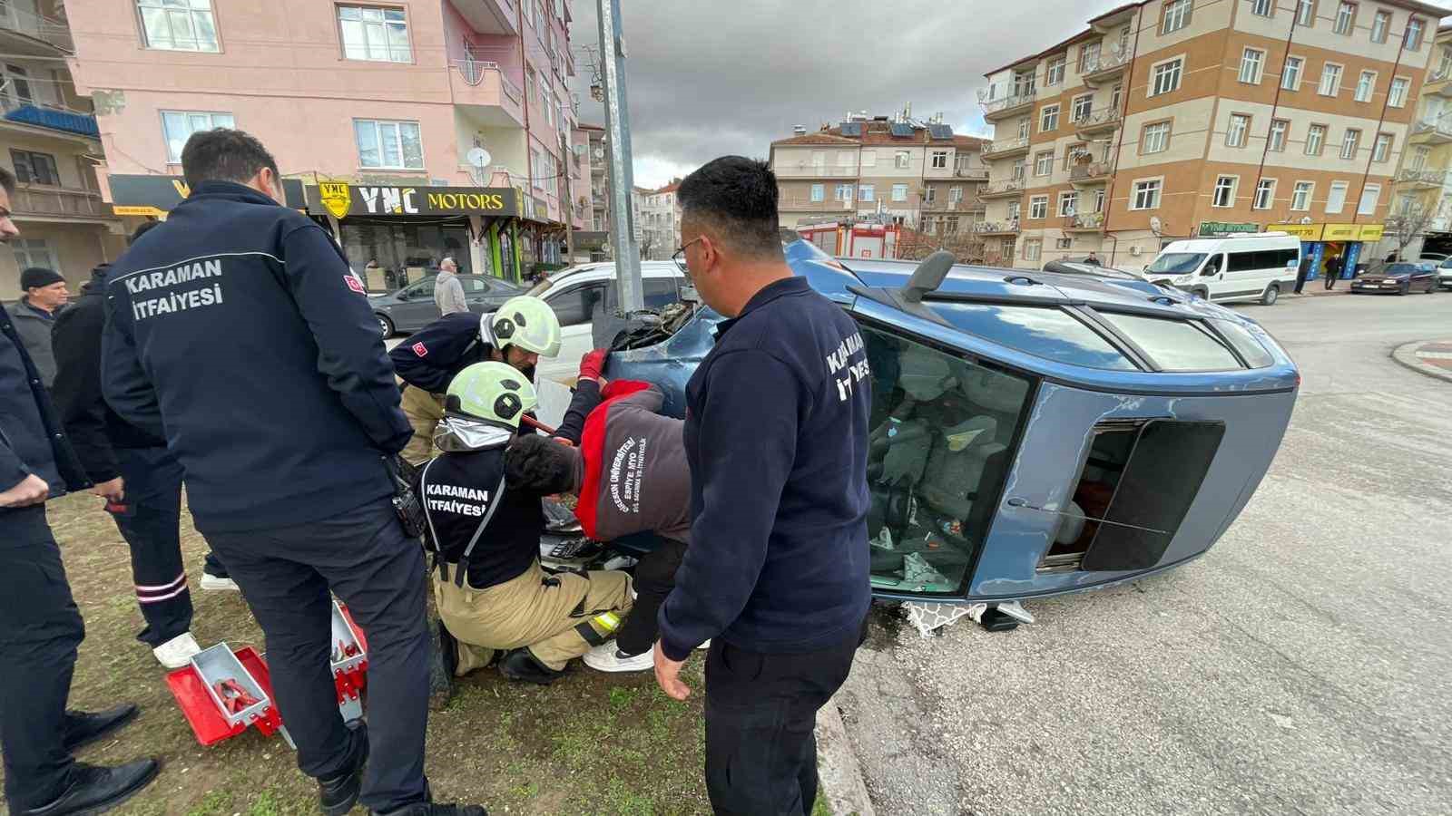 hafif ticari aracla carpisan otomobil yan yatti 2 yarali 2 ikO9MIaj