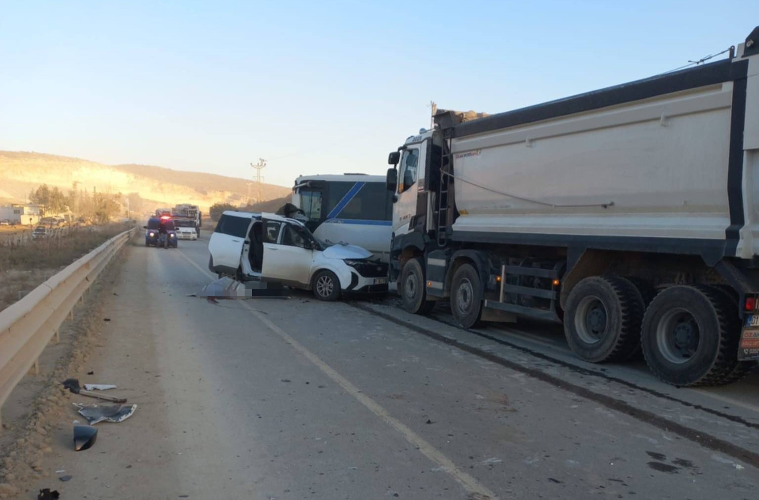 hafif ticari aracla minibus carpisti 1 olu 0 uOlDymlH