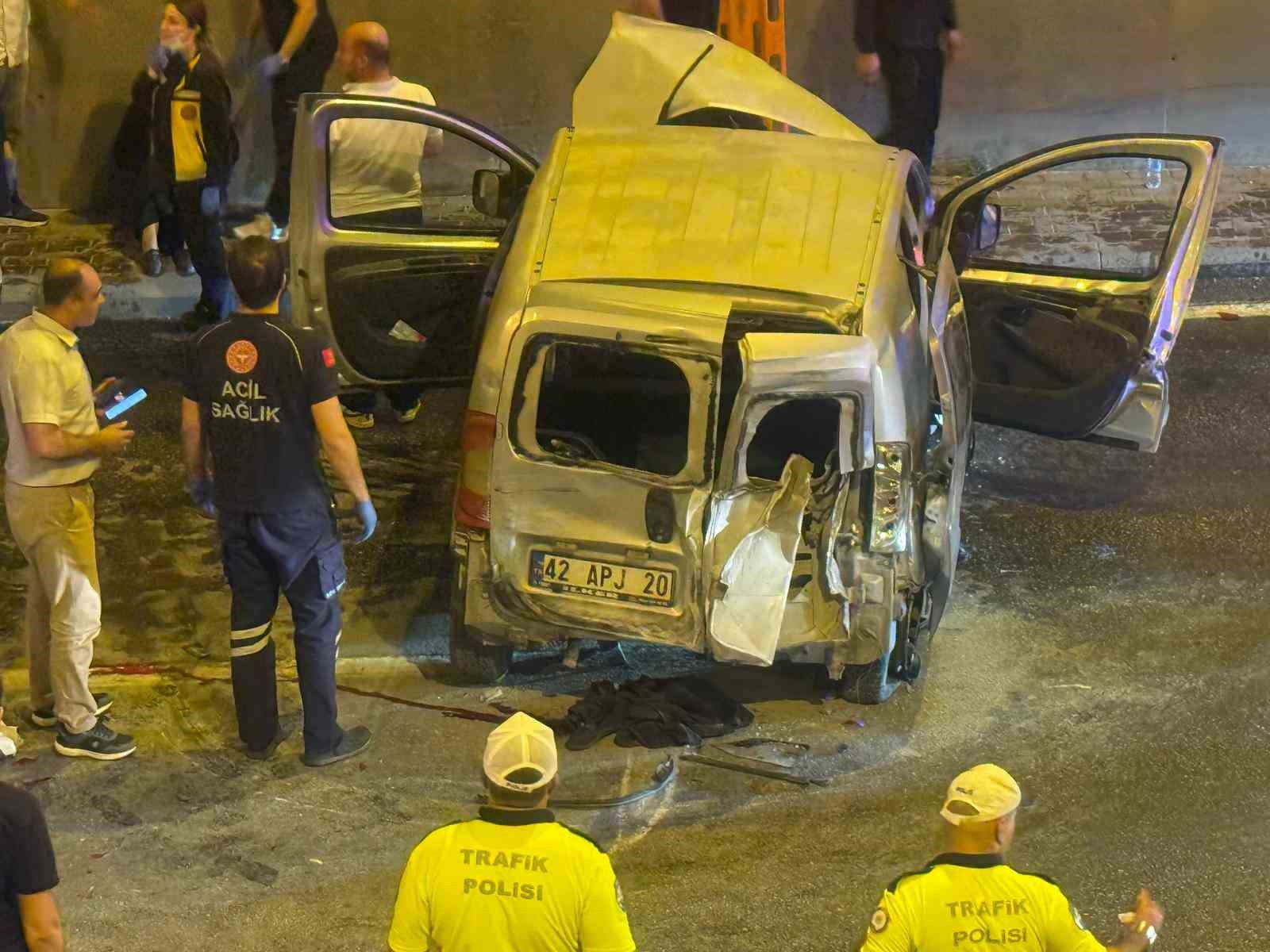 hafif ticari aracla otomobilin karistigi kazada 1i agir 7 kisi yaralandi 0 UOqkfGDM