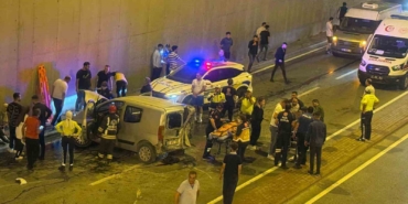 hafif-ticari-aracla-otomobilin-karistigi-kazada-1i-agir-7-kisi-yaralandi-ln9vRvdd.jpg