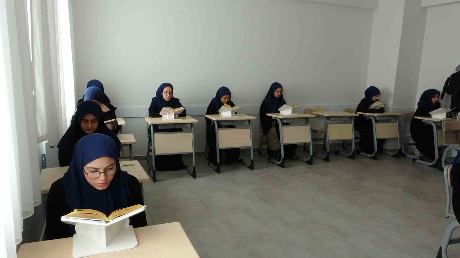 hafizlik sinavini tamamlayan genc kizlar mesaleler alkislar ve turk bayraklariyla karsilandi 0 NVNhpzZw