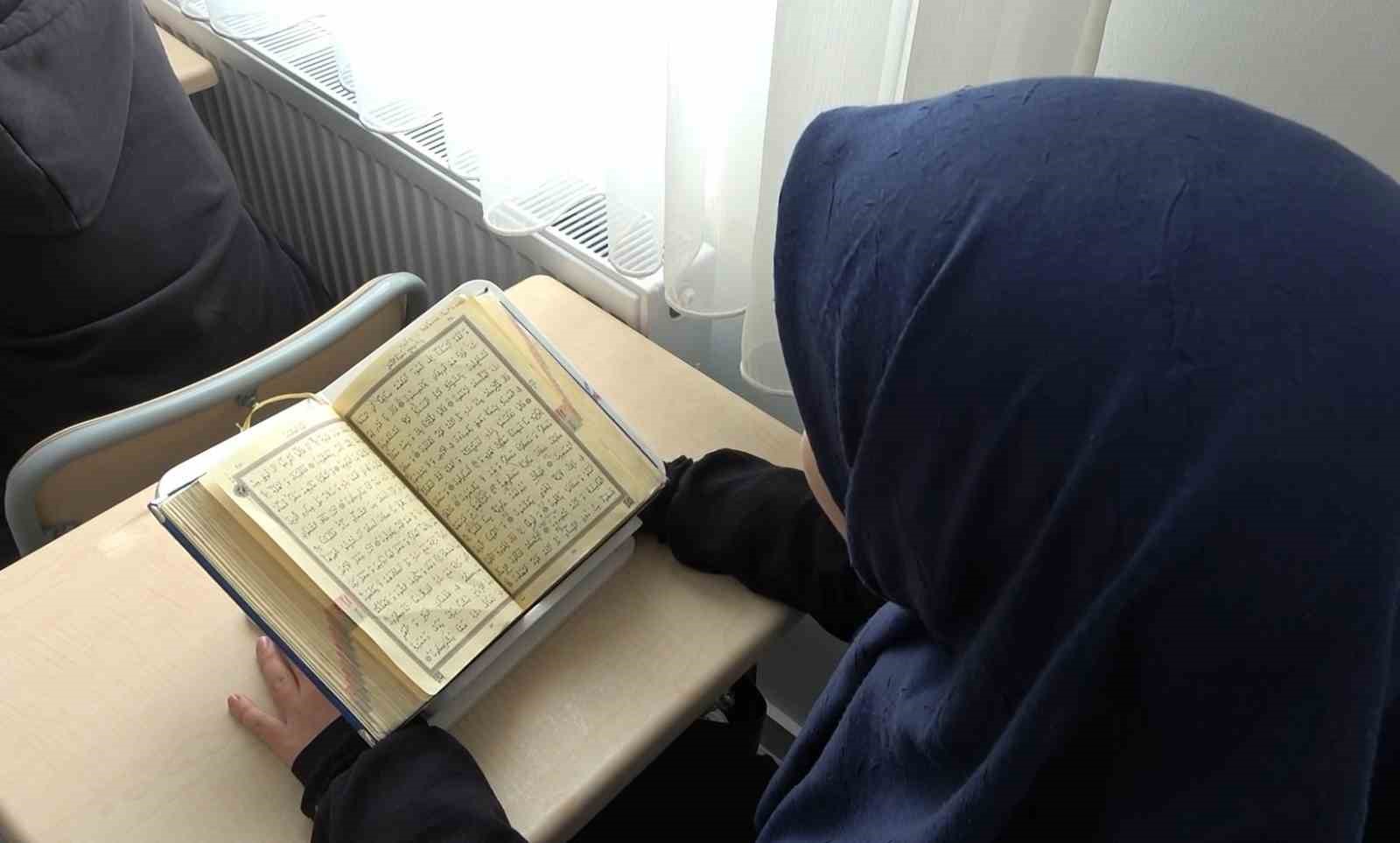 hafizlik sinavini tamamlayan genc kizlar mesaleler alkislar ve turk bayraklariyla karsilandi 1 PXN788OW