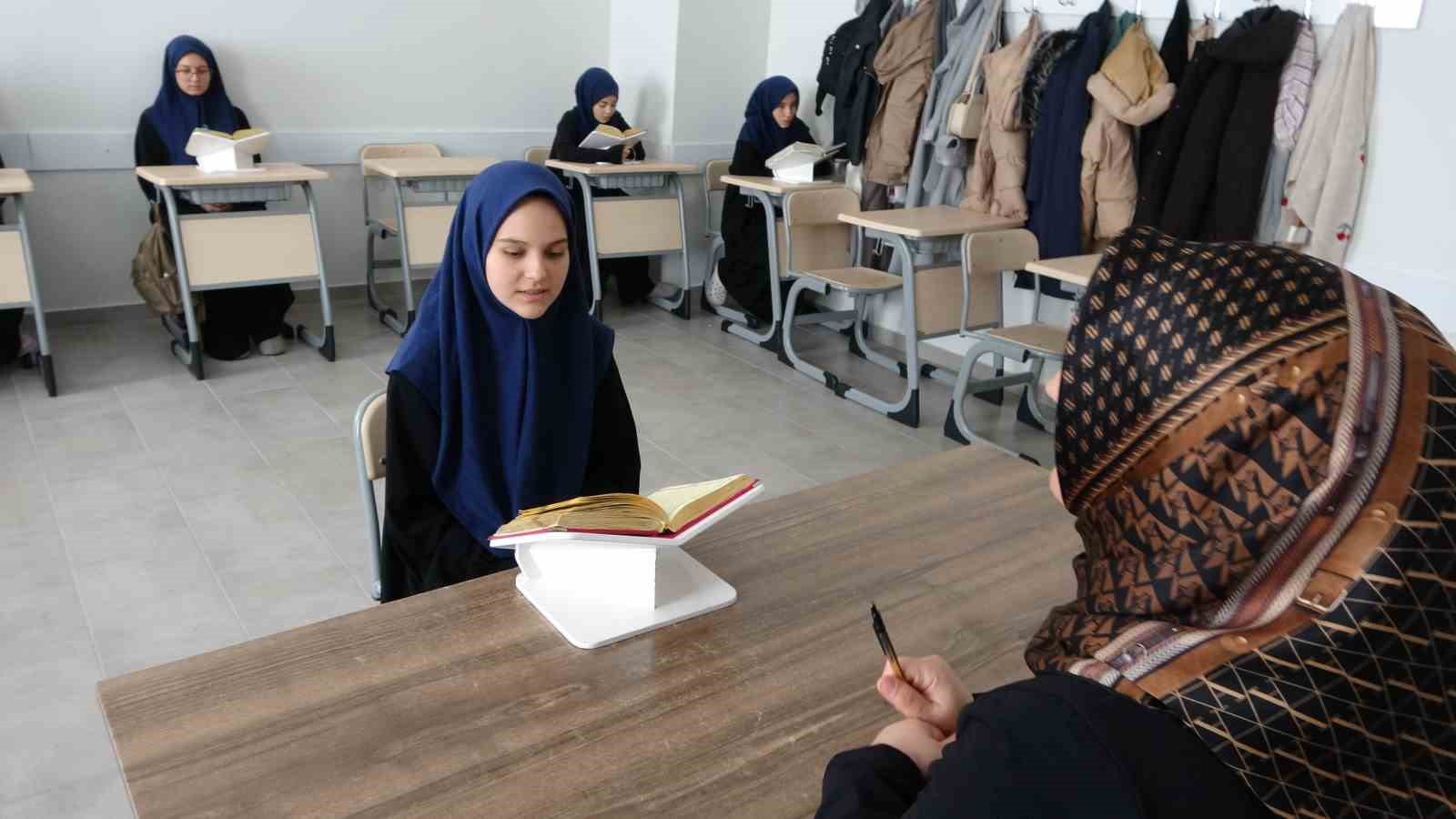 hafizlik sinavini tamamlayan genc kizlar mesaleler alkislar ve turk bayraklariyla karsilandi 2 md6Hpcrr