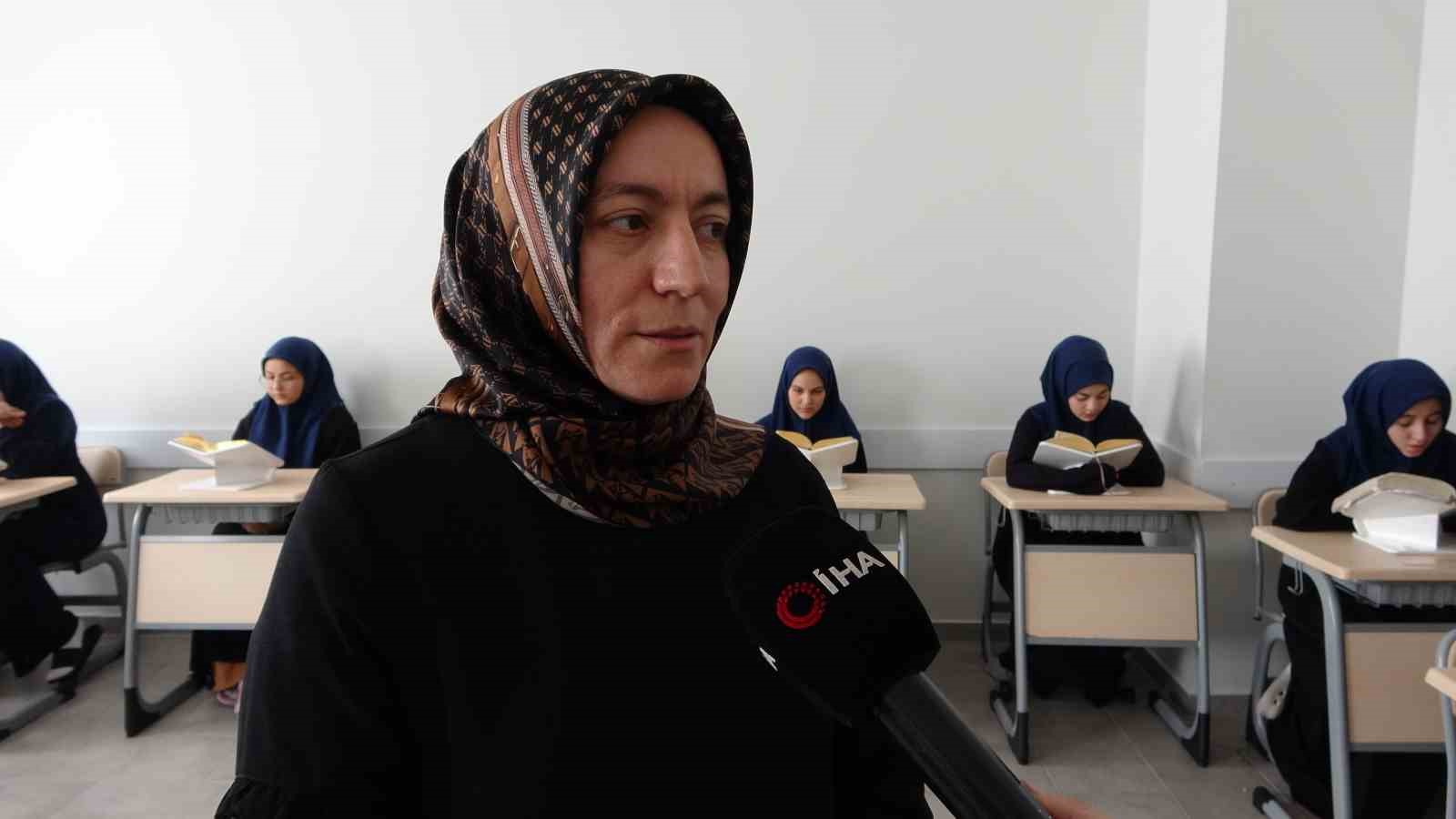 hafizlik sinavini tamamlayan genc kizlar mesaleler alkislar ve turk bayraklariyla karsilandi 3 AEAC6wmI