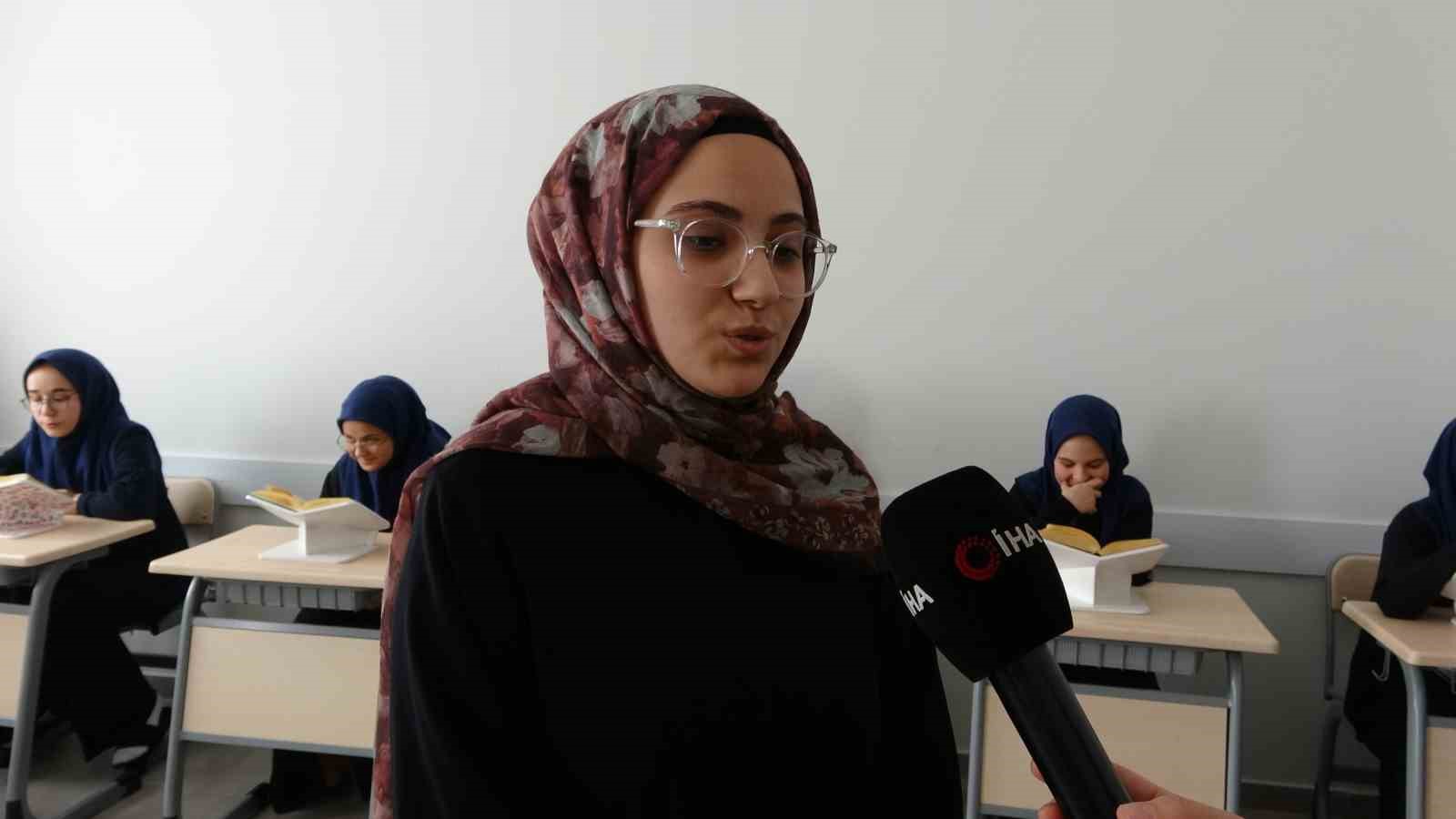 hafizlik sinavini tamamlayan genc kizlar mesaleler alkislar ve turk bayraklariyla karsilandi 4 bUp3tXp4