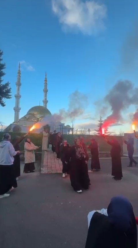 hafizlik sinavini tamamlayan genc kizlar mesaleler alkislar ve turk bayraklariyla karsilandi 5 FShqE8Rp