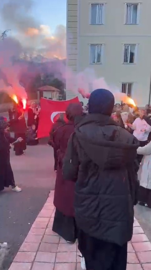 hafizlik sinavini tamamlayan genc kizlar mesaleler alkislar ve turk bayraklariyla karsilandi 6 64AMbMa5