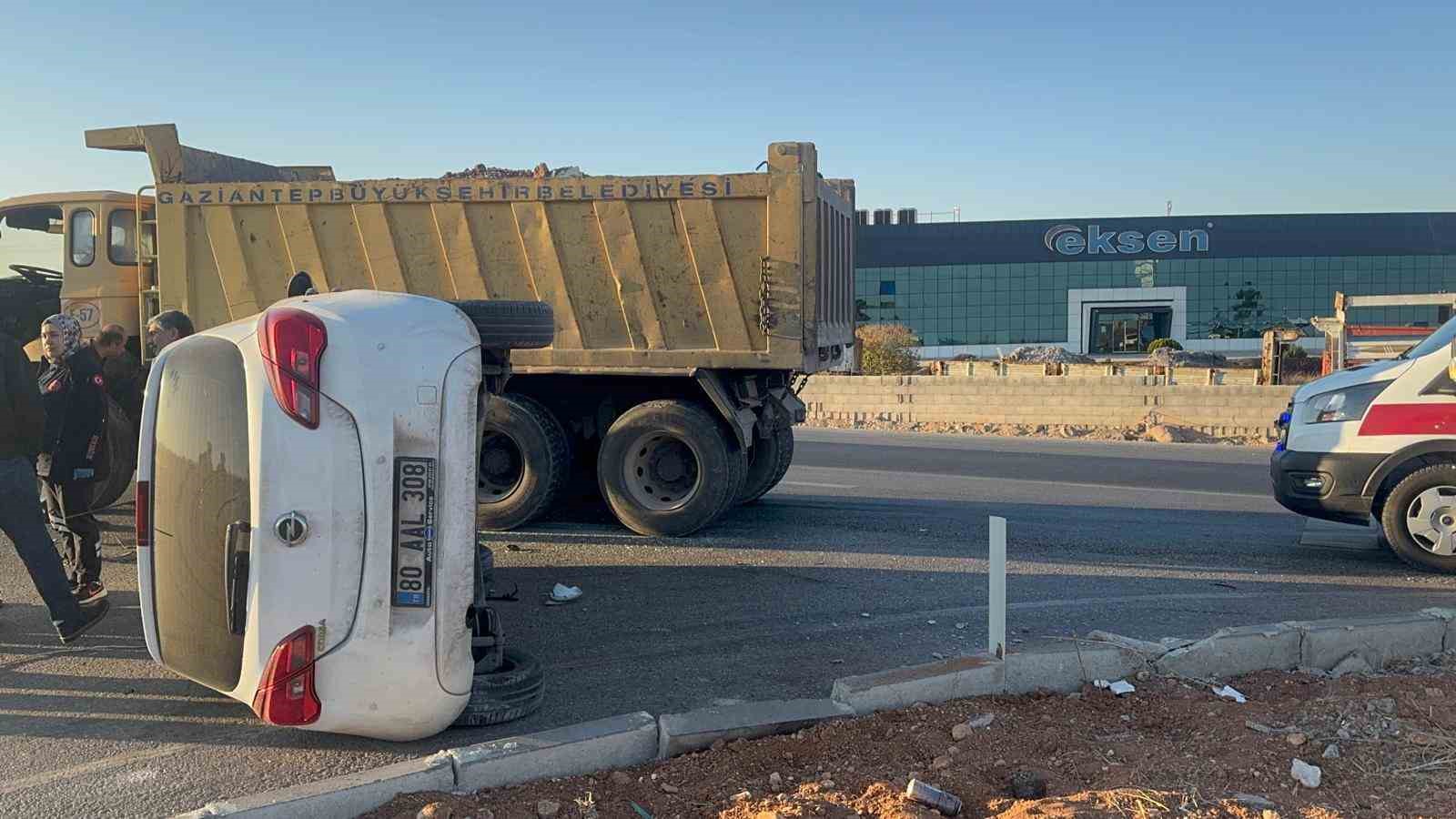 hafriyat kamyonu ile carpisan otomobil yan yatti 1 yarali 1 7fke8aDQ