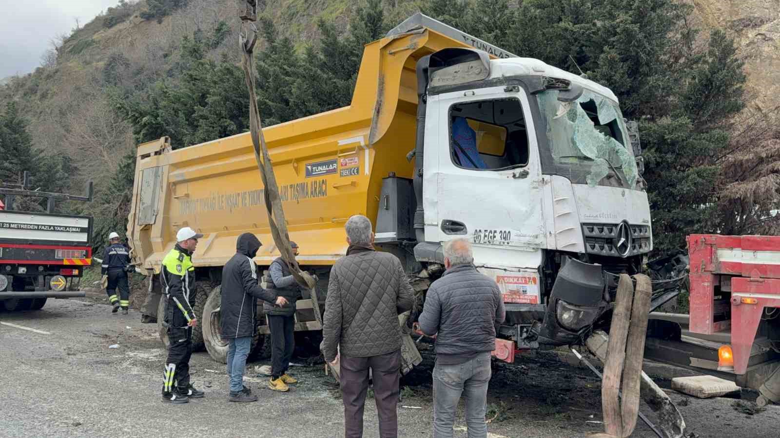 hafriyat kamyonu refuje daldi surucu yaralandi 0 OLQtuJRk