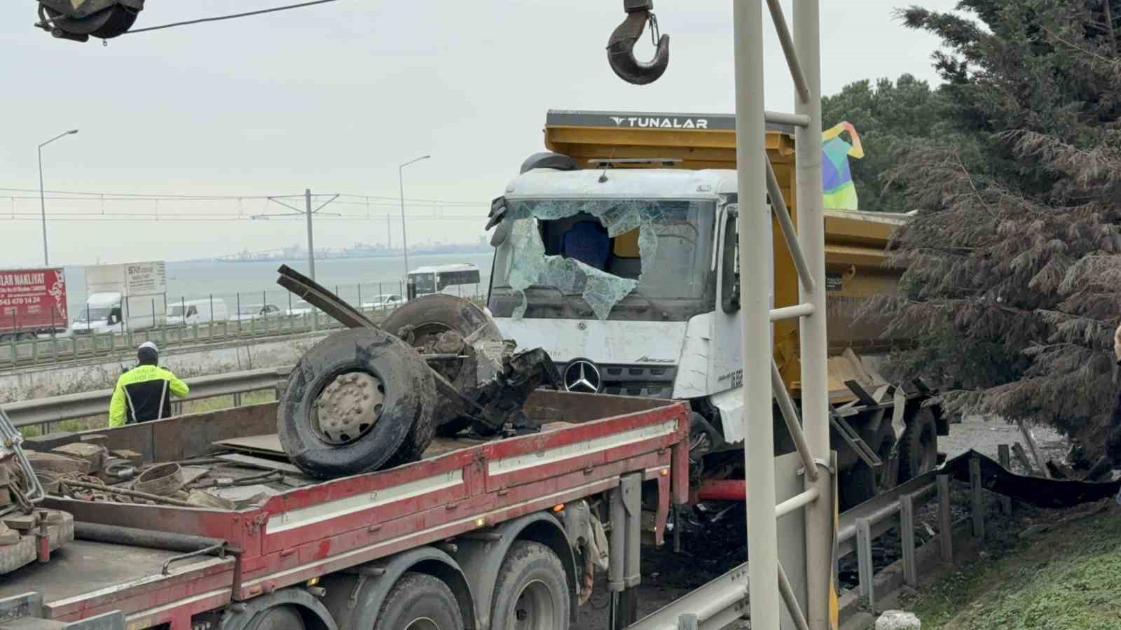 hafriyat kamyonu refuje daldi surucu yaralandi 1