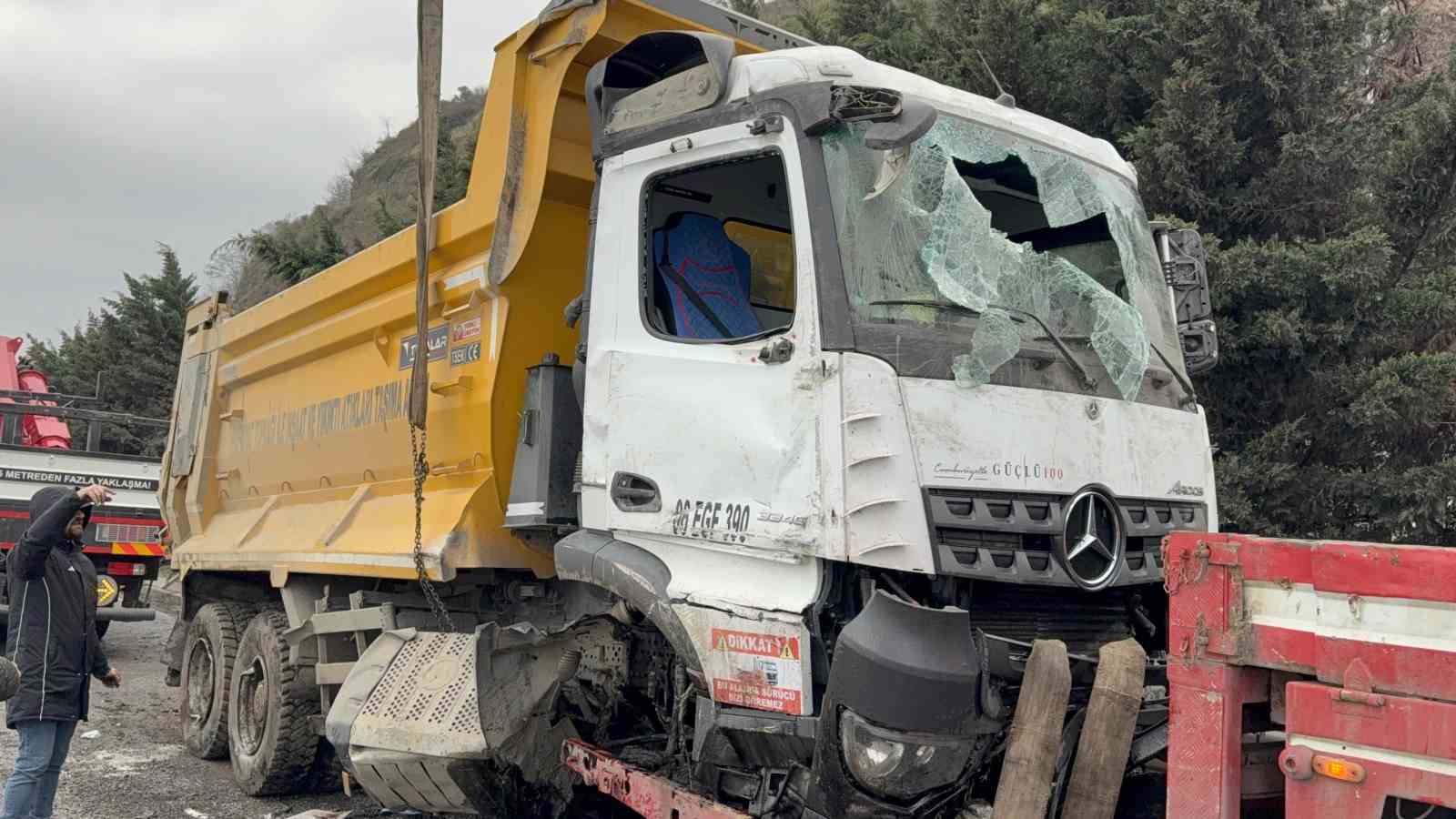 hafriyat kamyonu refuje daldi surucu yaralandi 2 rczXU8UH