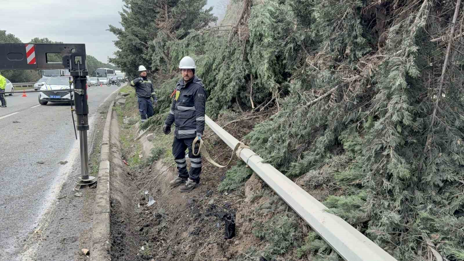 hafriyat kamyonu refuje daldi surucu yaralandi 3 DLMUZenH