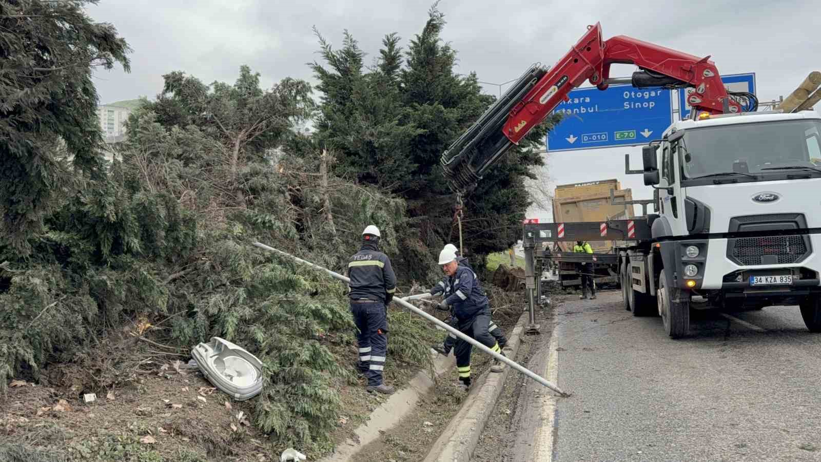 hafriyat kamyonu refuje daldi surucu yaralandi 5 57iNuycM