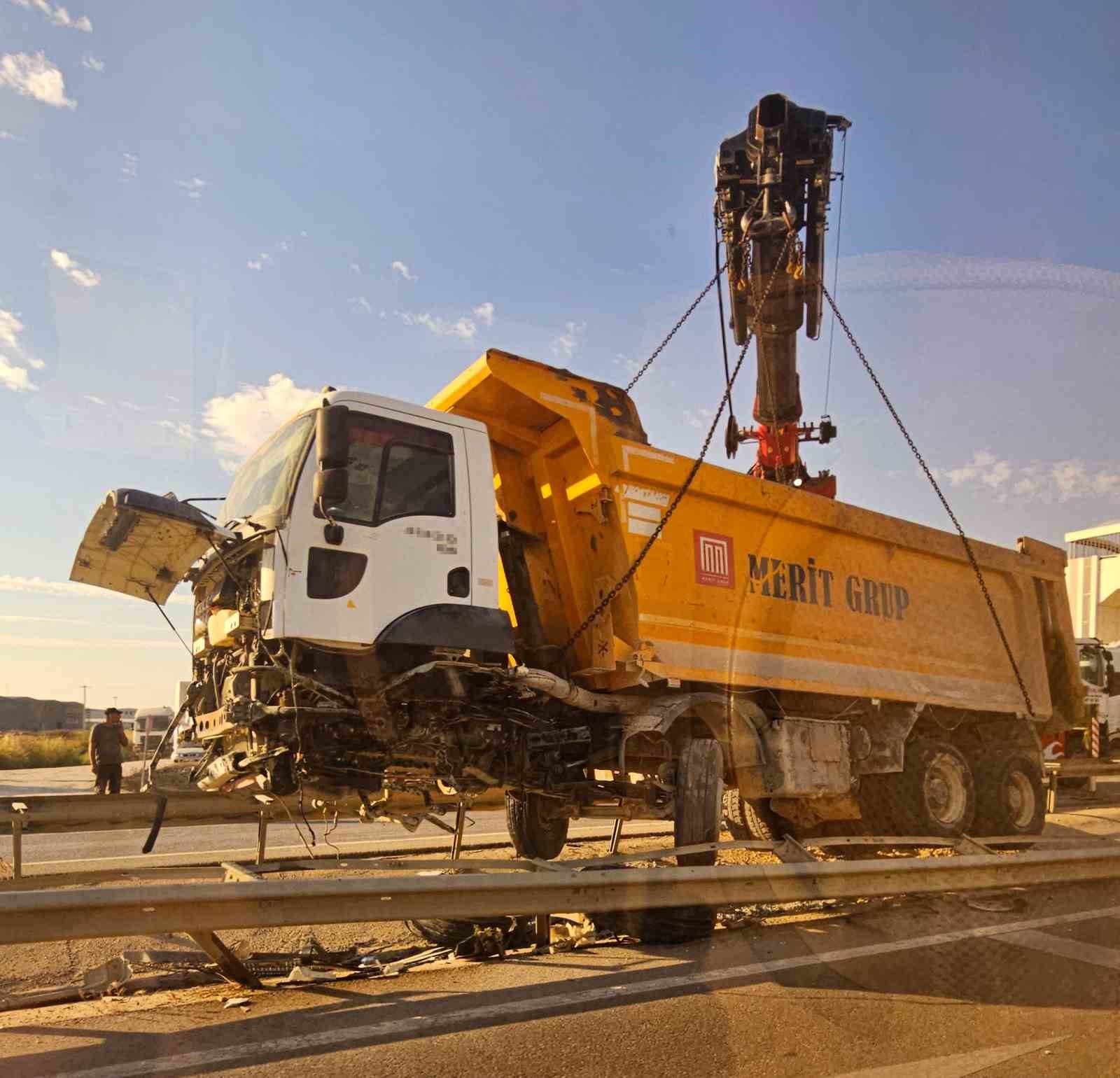 hafriyat kamyonu refuje girdi trafik felc oldu 0 ASZlia1g