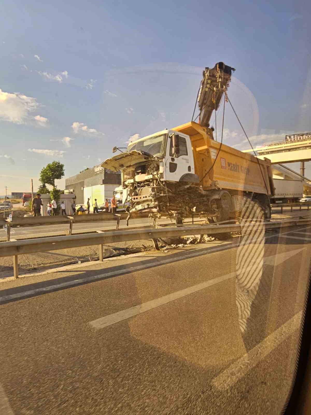 hafriyat kamyonu refuje girdi trafik felc oldu 1 NvRyJQ58