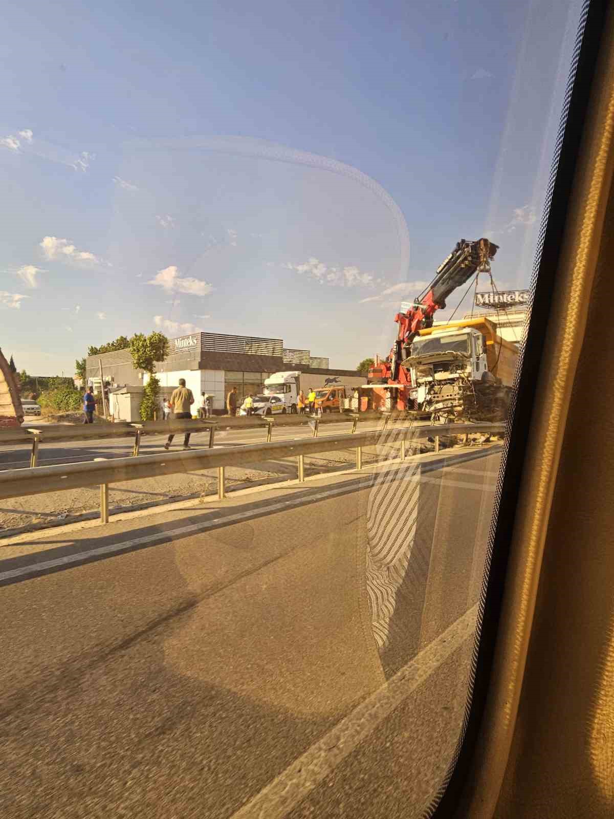 hafriyat kamyonu refuje girdi trafik felc oldu 2 S3DBU849