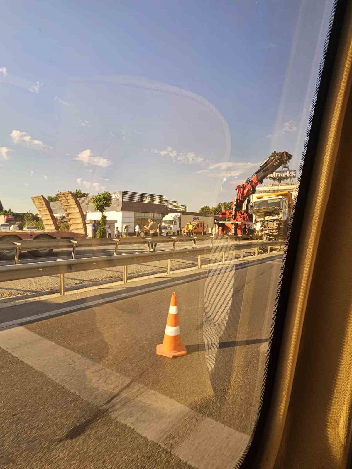 hafriyat kamyonu refuje girdi trafik felc oldu 3 wTvZeYr7