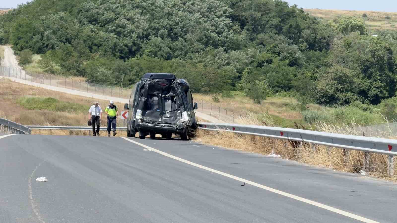 hafriyat kamyonu vip servis minibusune carpip devrildi 2 eJGsjR7M