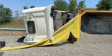 hafriyat-kamyonu-vip-servis-minibusune-carpip-devrildi-KRQjiYqM.jpg