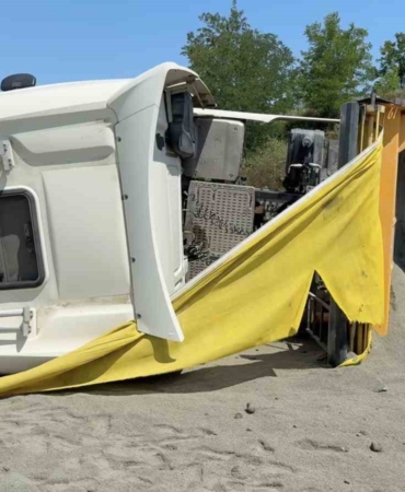 hafriyat-kamyonu-vip-servis-minibusune-carpip-devrildi-KRQjiYqM.jpg