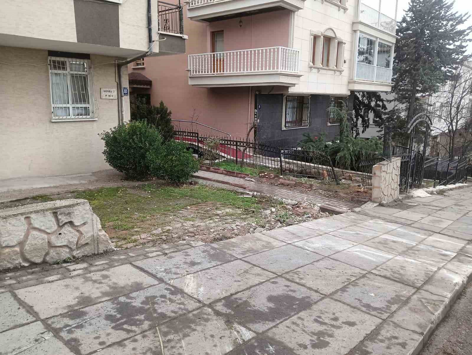 hafriyat kamyonunun bahcedeki 4 araca carptigi kaza kameda 0 ubM9SGdt