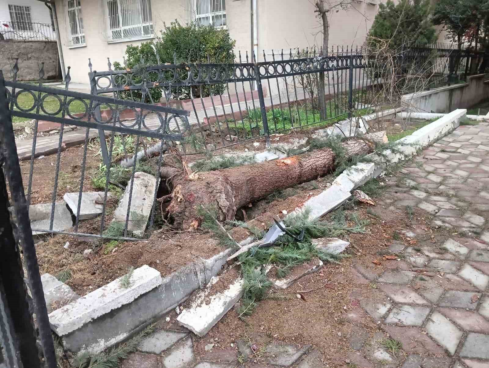 hafriyat kamyonunun bahcedeki 4 araca carptigi kaza kameda 1 9JZfLLgt