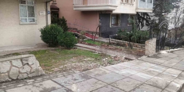 hafriyat-kamyonunun-bahcedeki-4-araca-carptigi-kaza-kameda-qus8vZnF.jpg