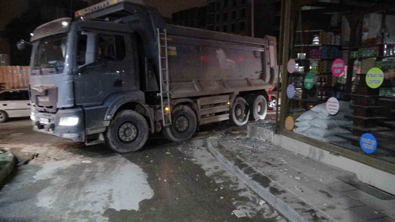 Hafriyat kamyonunun patlayan lastiği iş yerinin camlarını kırdı 4 hafriyat kamyonunun patlayan lastigi is yerinin camlarini kirdi 0 vYJyE3rS