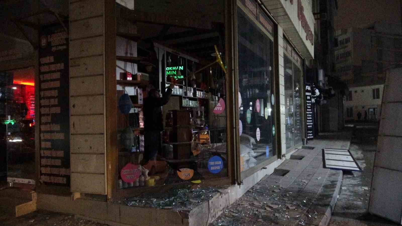 Hafriyat kamyonunun patlayan lastiği iş yerinin camlarını kırdı 5 hafriyat kamyonunun patlayan lastigi is yerinin camlarini kirdi 1 P1lec6Vv