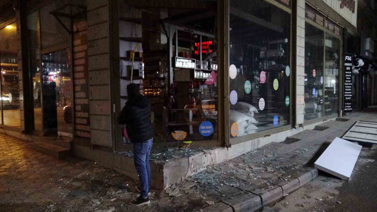 Hafriyat kamyonunun patlayan lastiği iş yerinin camlarını kırdı 6 hafriyat kamyonunun patlayan lastigi is yerinin camlarini kirdi 2 auyjH5rK
