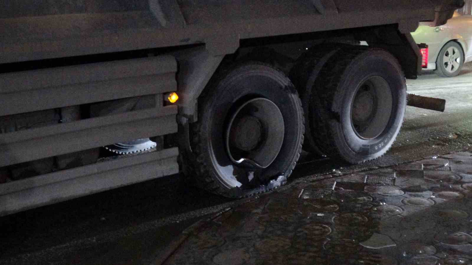 Hafriyat kamyonunun patlayan lastiği iş yerinin camlarını kırdı 7 hafriyat kamyonunun patlayan lastigi is yerinin camlarini kirdi 3 btFslOvt