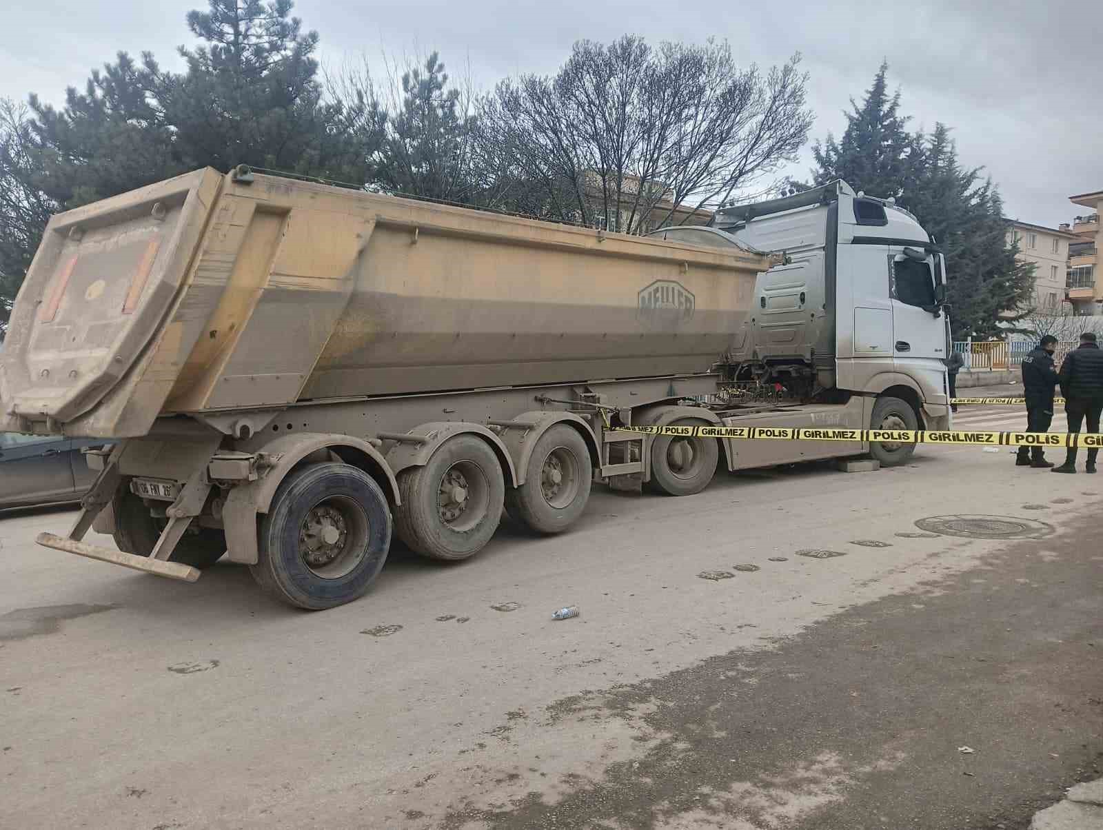 hafriyat kamyonunun uzerinden gectigi kadin agir yaralandi 1