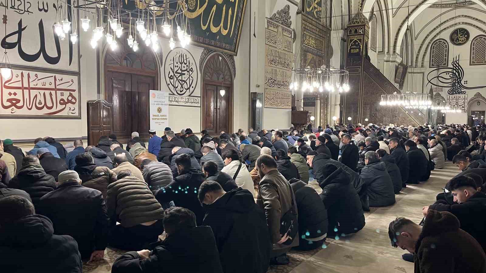 hafta sonunu firsat bilen vatandaslar sabah namazinda ulu camiye akin etti 0 9LhgUQOp