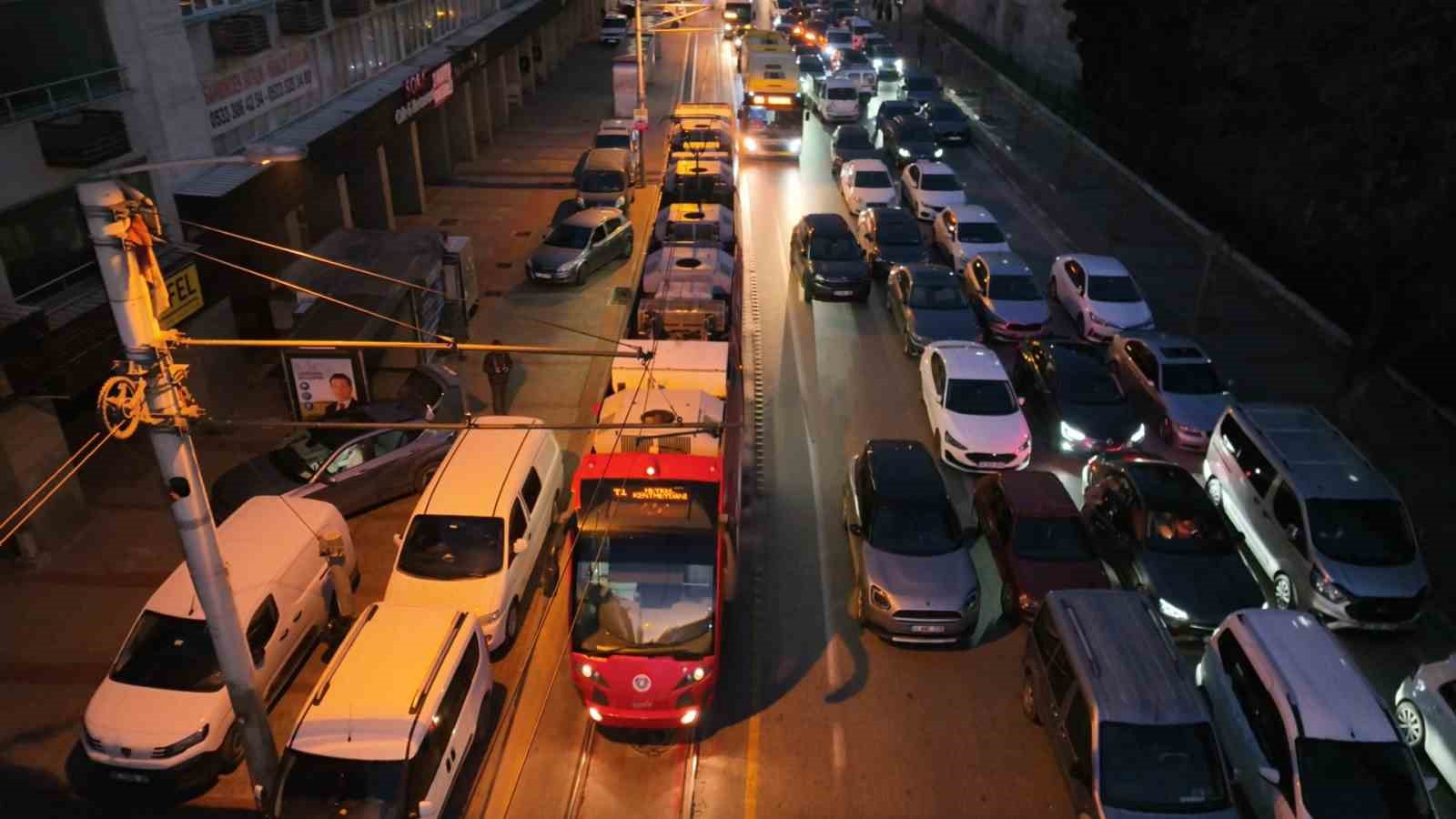 hafta sonunu firsat bilen vatandaslar sabah namazinda ulu camiye akin etti 1 AbQ4YFVv