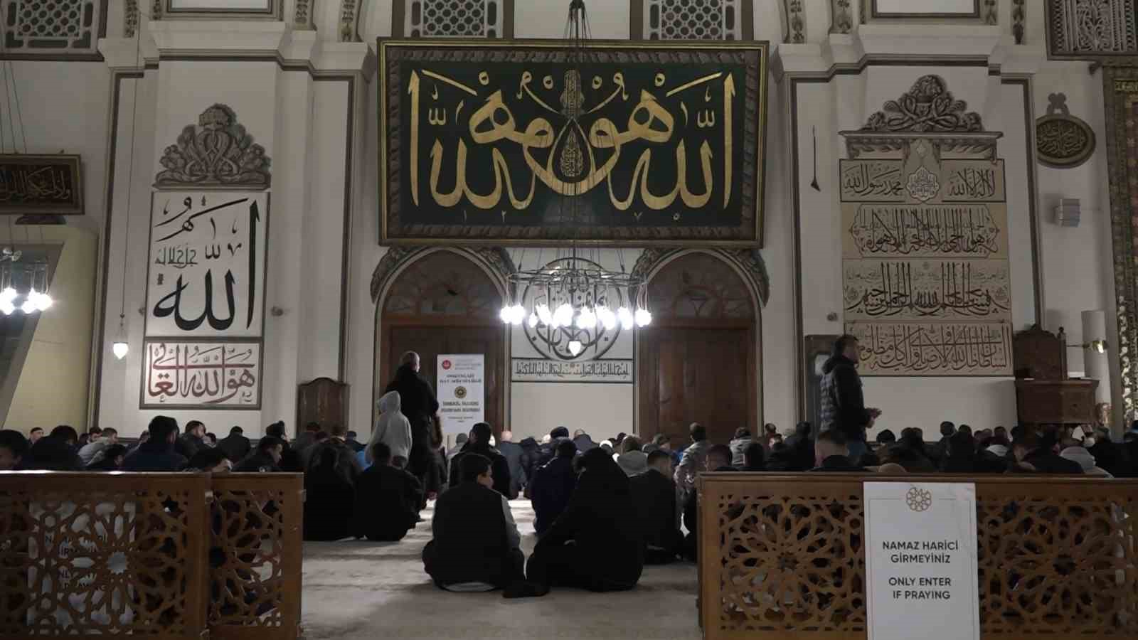 hafta sonunu firsat bilen vatandaslar sabah namazinda ulu camiye akin etti 3 pLvKn9vM
