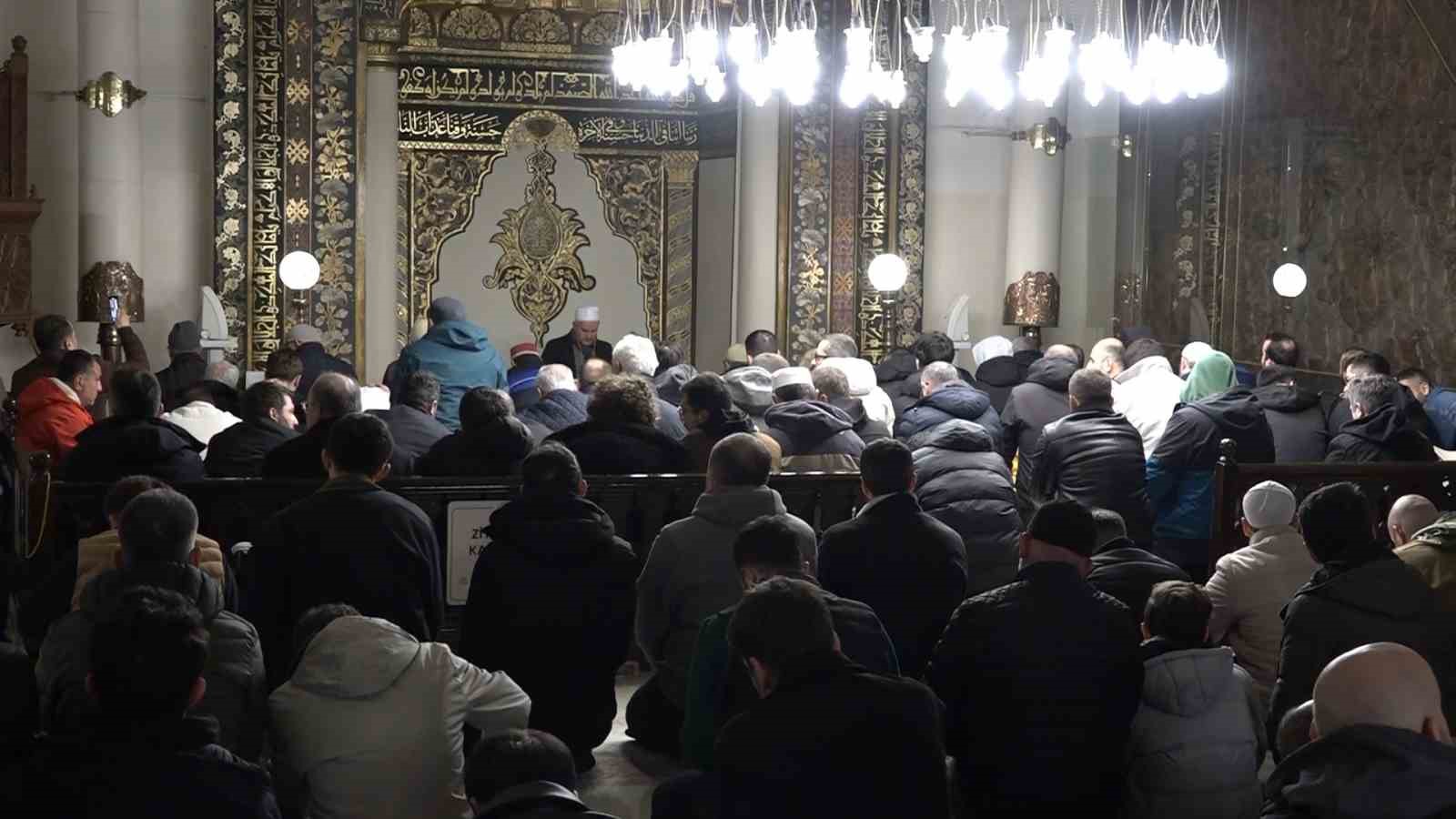 hafta sonunu firsat bilen vatandaslar sabah namazinda ulu camiye akin etti 4