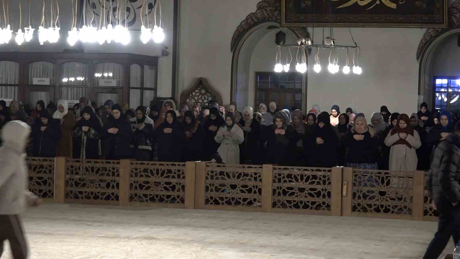 hafta sonunu firsat bilen vatandaslar sabah namazinda ulu camiye akin etti 5 ESpuZlvX