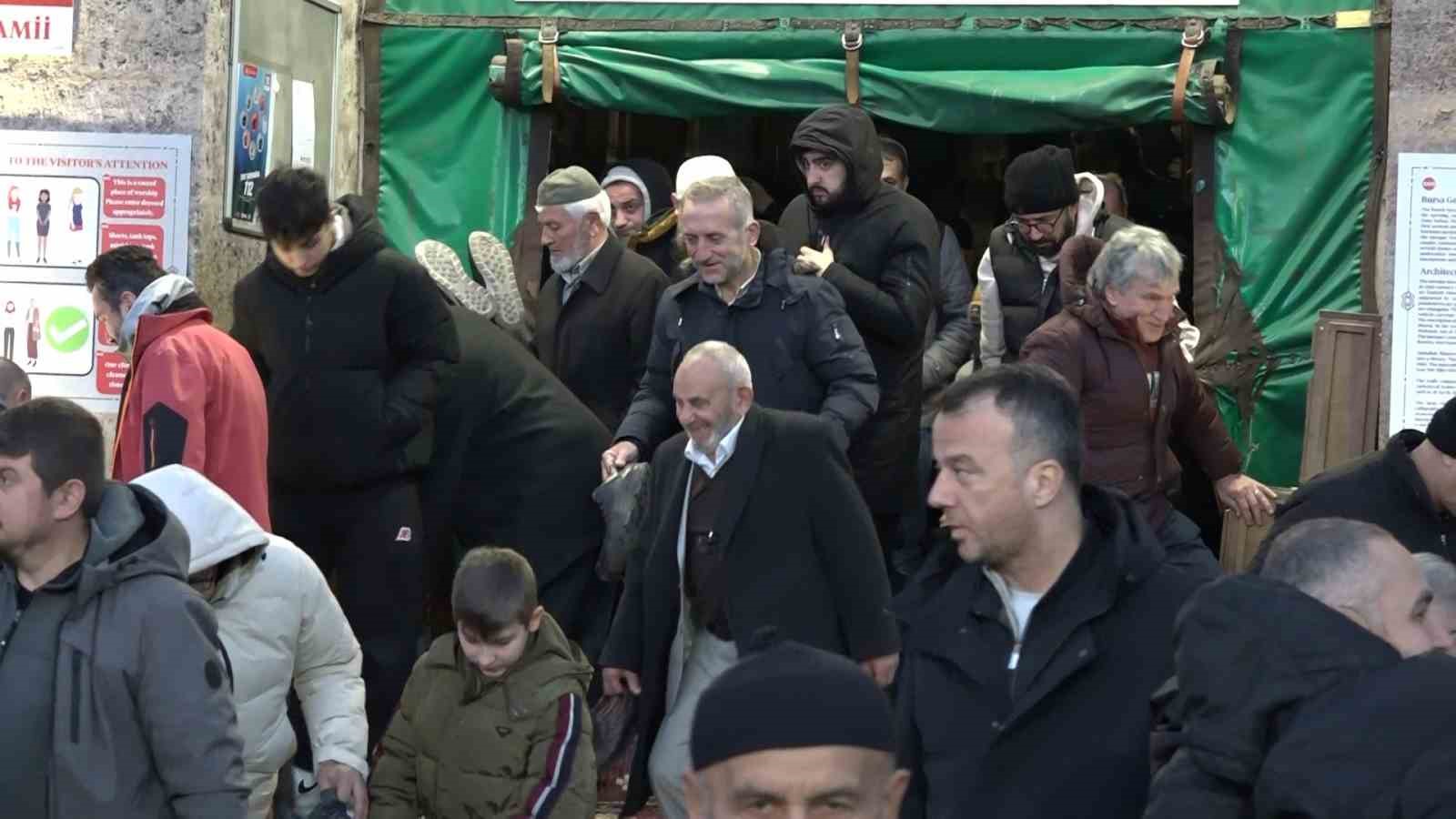 hafta sonunu firsat bilen vatandaslar sabah namazinda ulu camiye akin etti 6