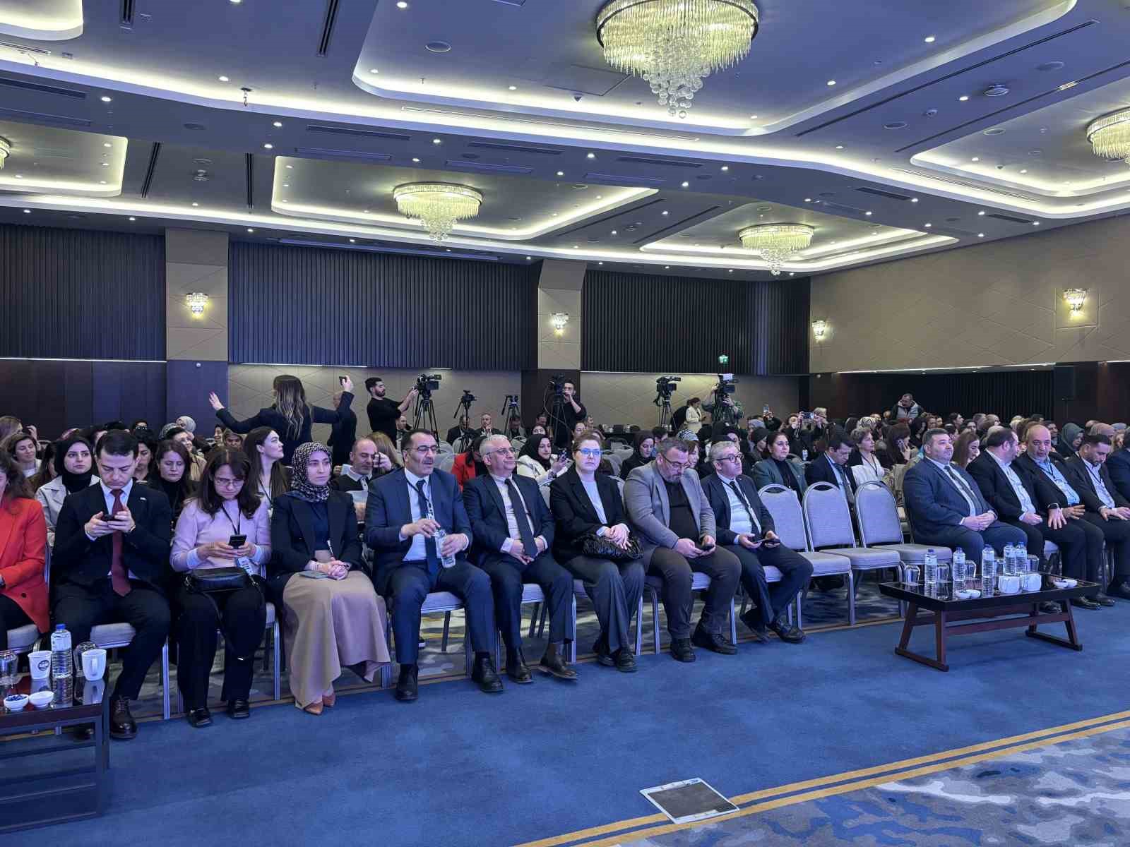 hak is genel baskani mahmut arslan yonetimlerde daha fazla kadin arkadasimizin yer almasini saglayalim 1 QpiehqLA
