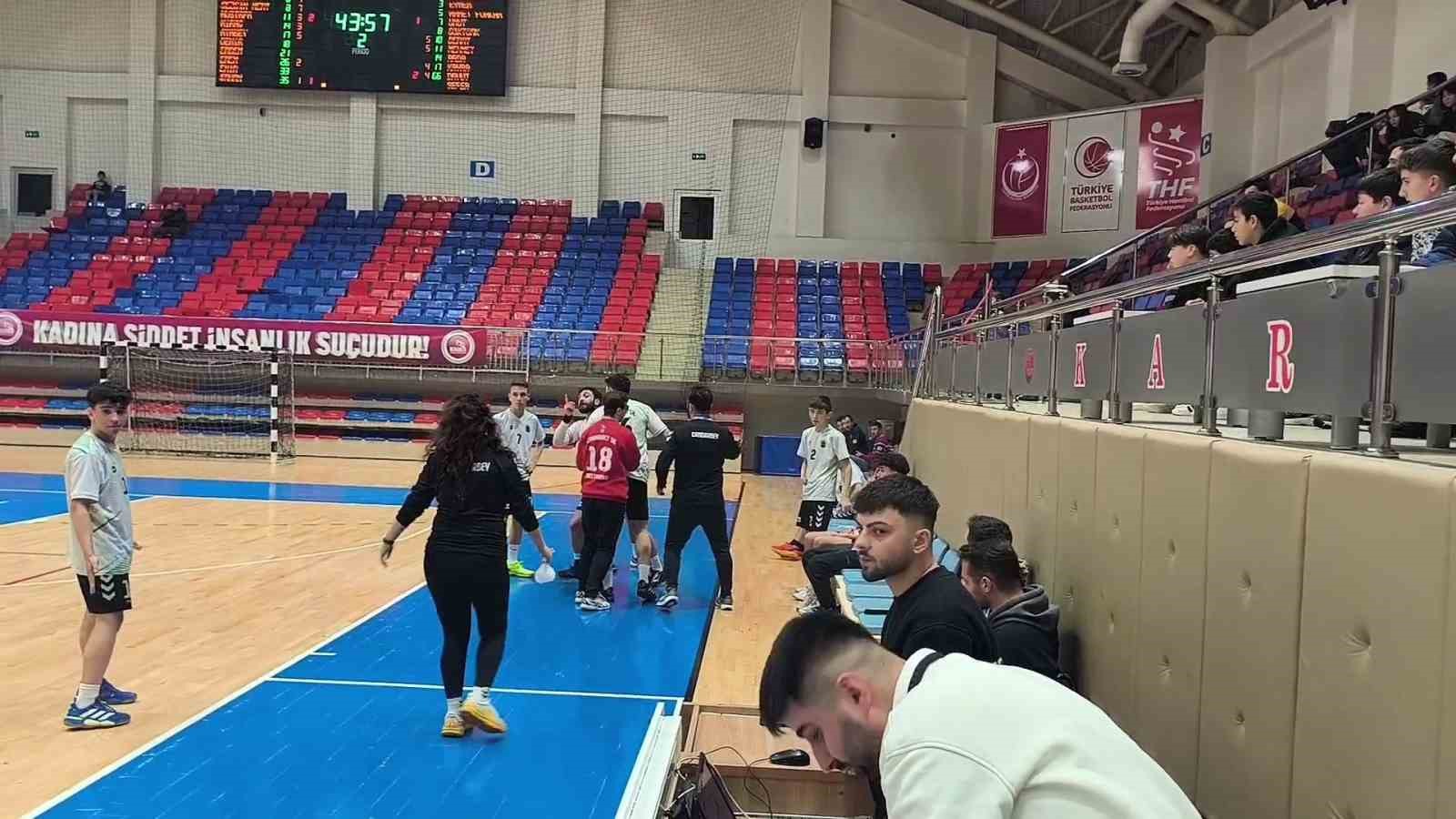 Hakeme saldırmaya çalıştı sahadan güvenlikle çıkartıldı 4 hakeme saldirmaya calisti sahadan guvenlikle cikartildi 0 b8Igdq7d