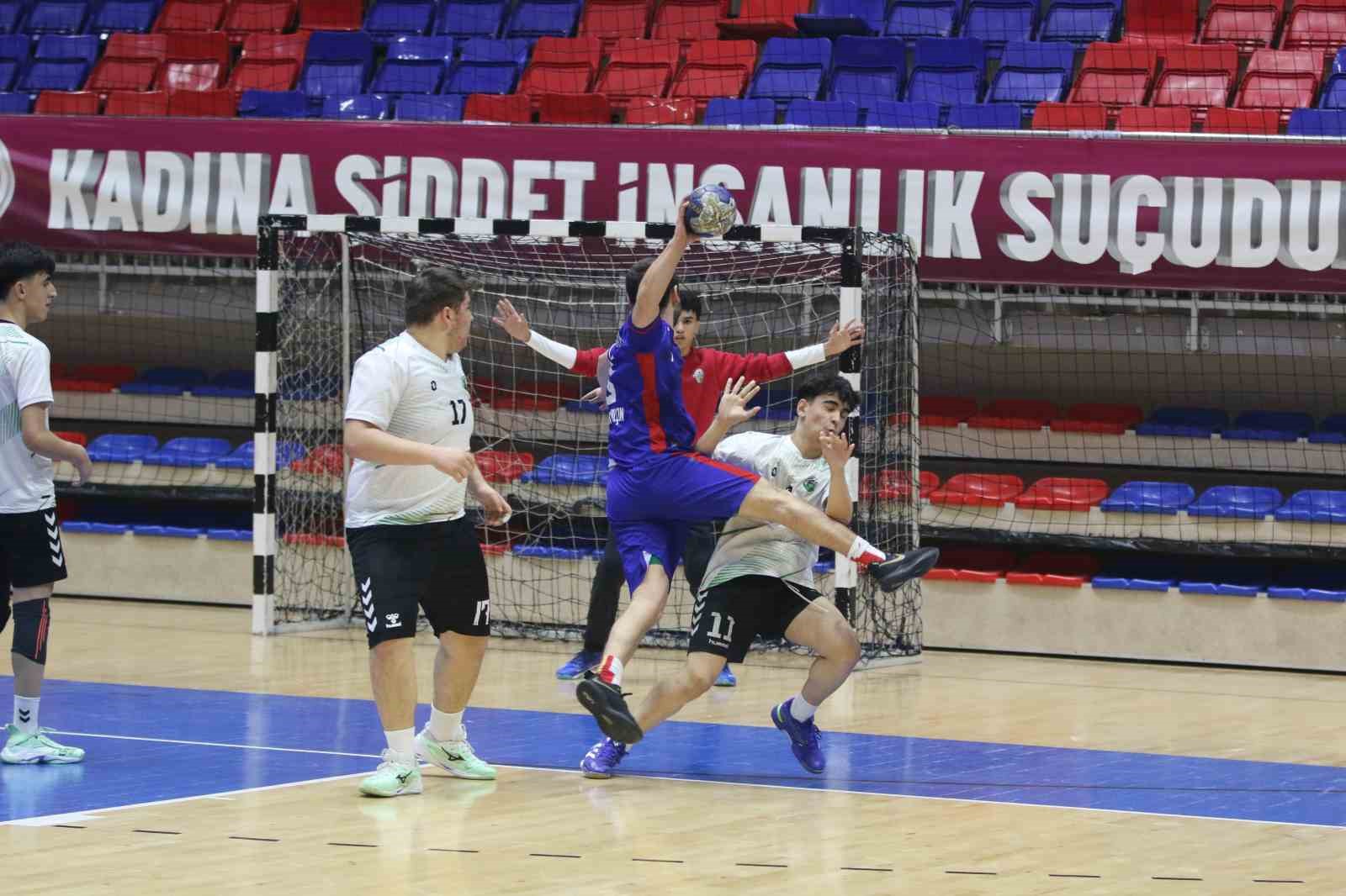 Hakeme saldırmaya çalıştı sahadan güvenlikle çıkartıldı 5 hakeme saldirmaya calisti sahadan guvenlikle cikartildi 1 GmeZXGAG